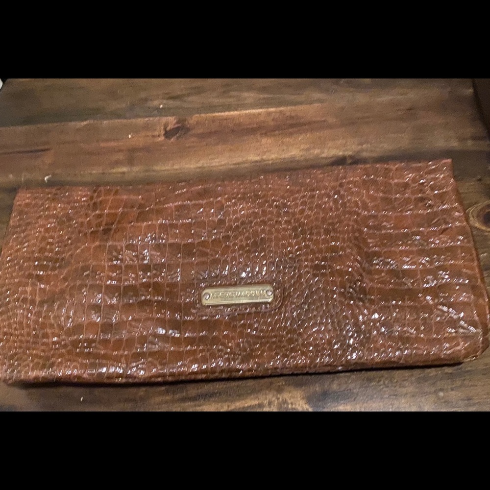 Steve Madden Vintage Fold Bag w/magnet